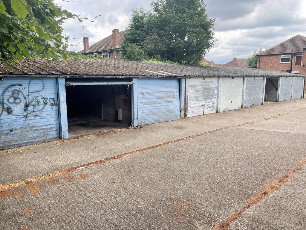 Lot: 157 - NINE VACANT FREEHOLD GARAGES IN A BLOCK - 